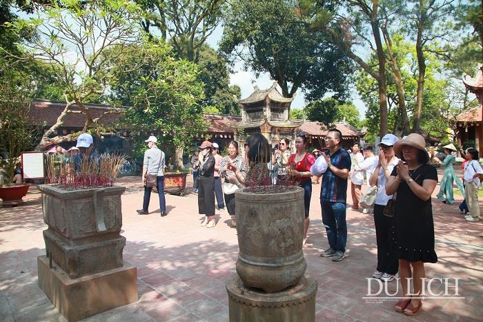 Đoàn làm lễ dâng hương tại Khu Di tích quốc gia đặc biệt Côn Sơn - Kiếp Bạc
